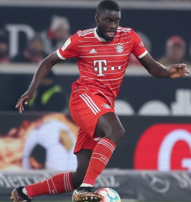 曼联转会策略解析:中场优先与后卫布局