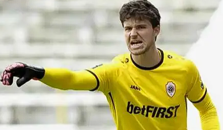 拉门斯:曼联新援谈首秀与个性,坚守稳健风格