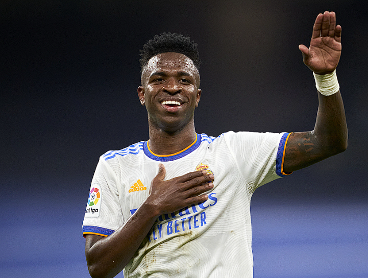 皇马大胜瓦伦西亚:维尼修斯里程碑之战,跻身队史巴西球员出场三