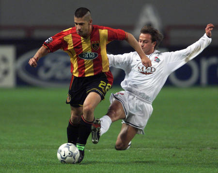 青春风暴鏖战铁血防线,阿贾克斯主场争胜